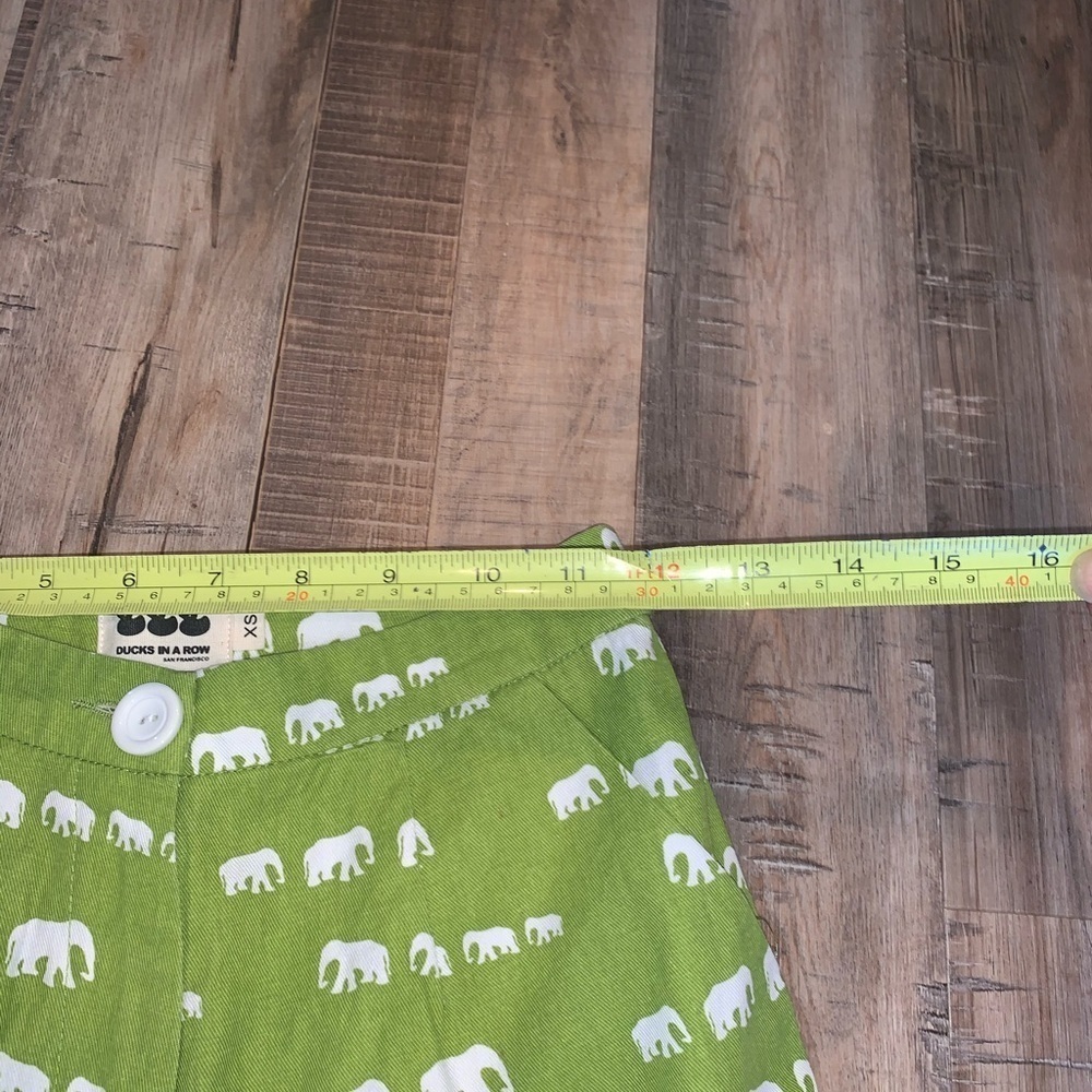 Ducks in a Row Elephant Print High Rise 60s Style Green Retro Novelty Shorts XS - Picture 4 of 7